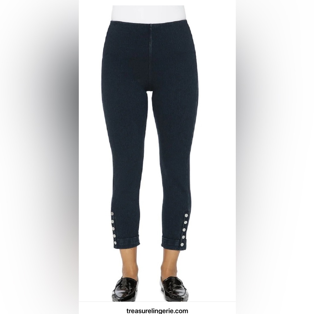 Lysse very well-made stretch crops with silver snap detail. These are in white.